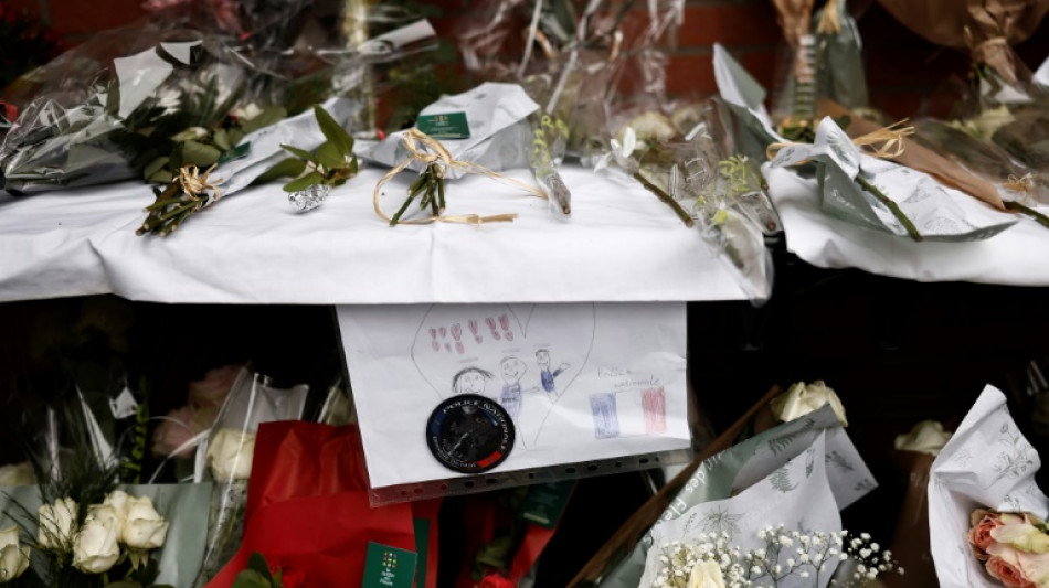 Hommage &agrave; Roubaix apr&egrave;s la mort de trois policiers dans un violent accident
