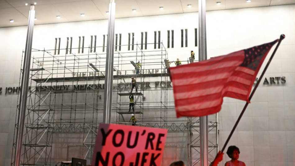Remo&ccedil;&atilde;o do nome de Trump da fachada do Kennedy Center &eacute; conclu&iacute;da