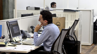 Borsa: Milano si conferma in calo (-0,85%), flop di Cucinelli e Unicredit