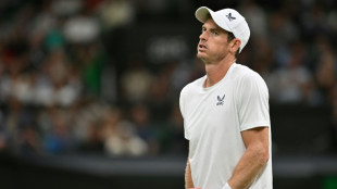Jogo entre Murray e Tsitsipas &eacute; interrompido por toque de recolher em Wimbledon