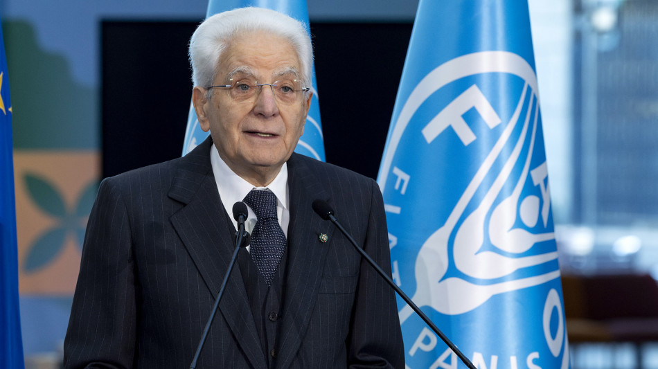Mattarella, troppi gli squilibri nelle retribuzioni