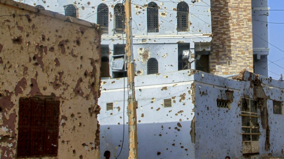 Soudan: l'arm&eacute;e reprend le palais pr&eacute;sidentiel, les paramilitaires contre-attaquent