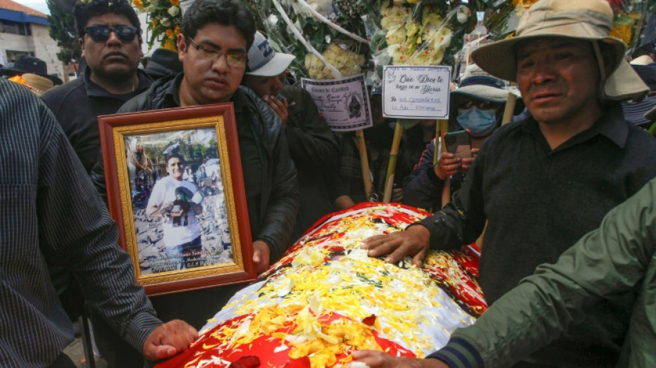 Sepelios marcan protestas en Per&uacute; mientras persisten bloqueos en zonas andinas