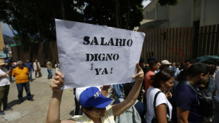 Trabalhadores a favor e contra o governo exigem melhorias salariais na Venezuela