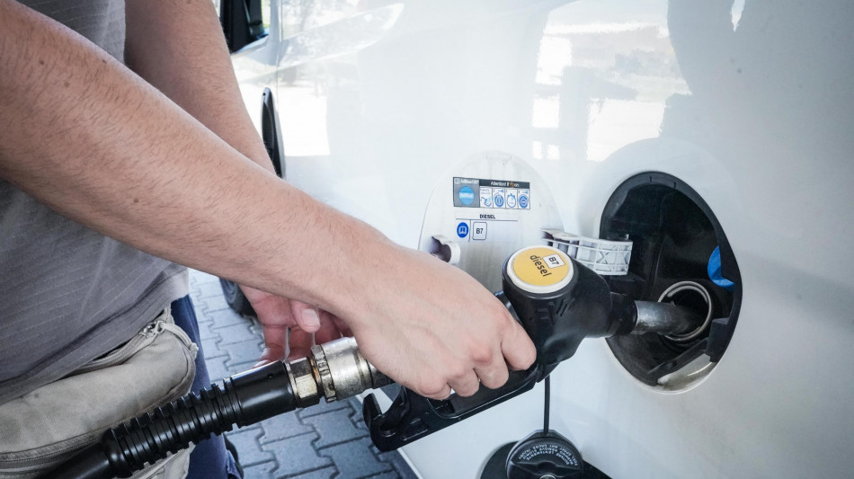 Ancora giù prezzi dei carburanti, verde al self a 1,697 euro