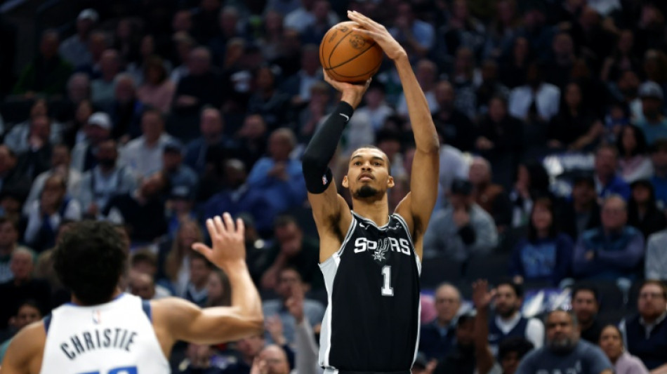 Lakers rally to beat Sixers despite Doncic injury