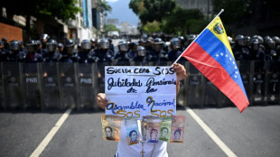 Trabajadores protestan en Caracas tras aumento salarial
