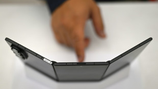 Samsung lanza su primer tel&eacute;fono plegable triple