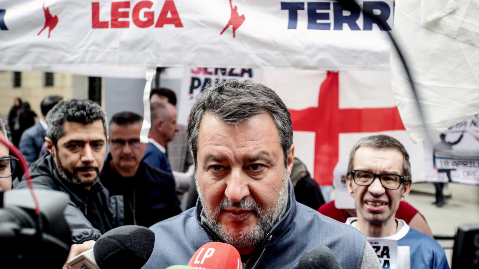 Salvini, con Giorgetti c'&egrave; l'idea del blocco del conto energia per il 2026