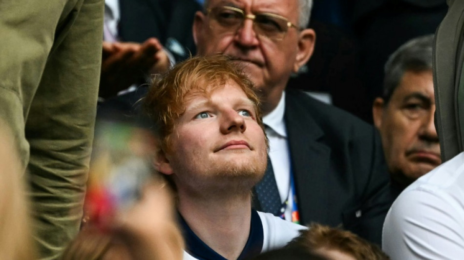 Ed Sheeran se torna acionista minorit&aacute;rio de clube de futebol ingl&ecirc;s
