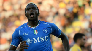Atacante nigeriano Victor Osimhen renova com o Napoli at&eacute; 2026