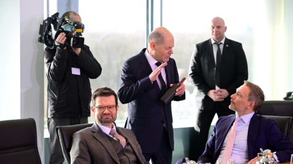 Kabinett beschlie&szlig;t Gesetz zu V-Leuten - Kritik an hohen H&uuml;rden f&uuml;r den Einsatz