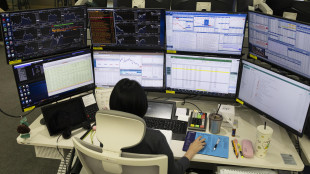 Borsa: l'Asia chiude debole, attesa per i dati Usa