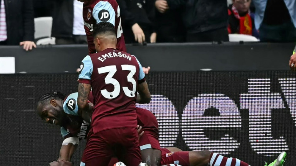 Liverpool empata com West Ham e quase d&aacute; adeus ao t&iacute;tulo da Premier; Sheffield &eacute; rebaixado