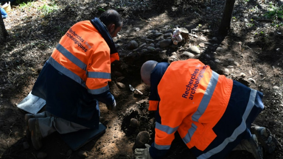 En France, d&eacute;but de fouilles historiques sur les traces de tombes d'enfants harkis