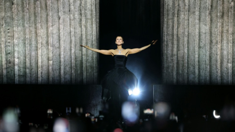 C&eacute;line Dion se despede de Paris em seu &uacute;ltimo show antes de voltar em maio