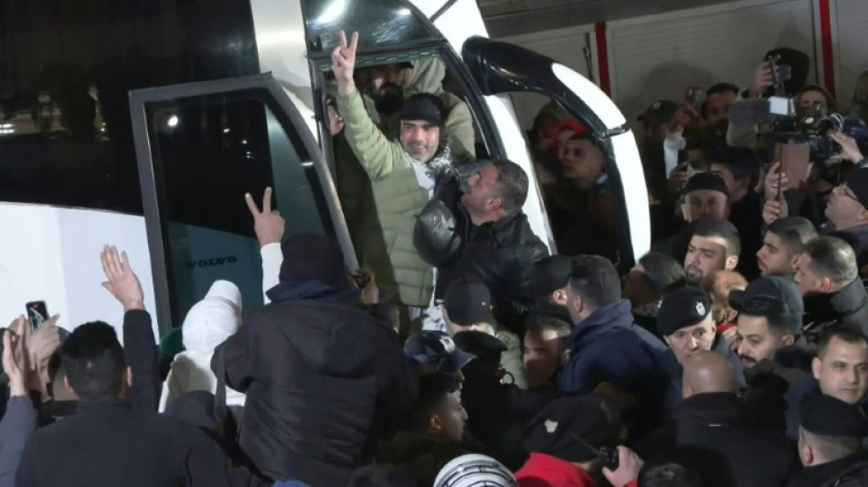 Les corps de quatre otages isra&eacute;liens restitu&eacute;s, un bus de prisonniers palestiniens arrive en Cisjordanie  