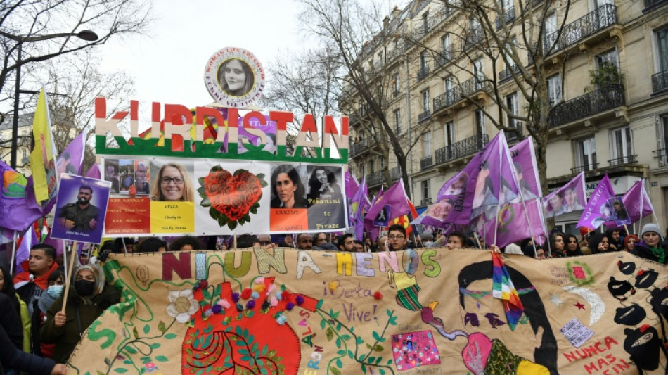 Miles de personas se manifiestan en Par&iacute;s en homenaje a tres militantes kurdas asesinadas en 2013