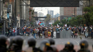 Duros enfrentamientos frente al Congreso de Per&uacute; que rechaz&oacute; anticipar comicios