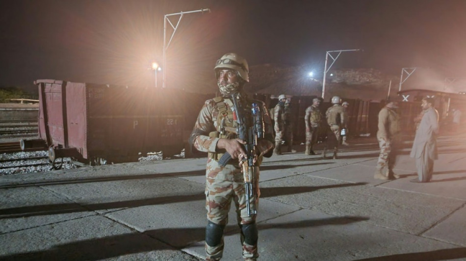 Tres muertos y decenas de liberados en toma de rehenes en un tren de Pakist&aacute;n