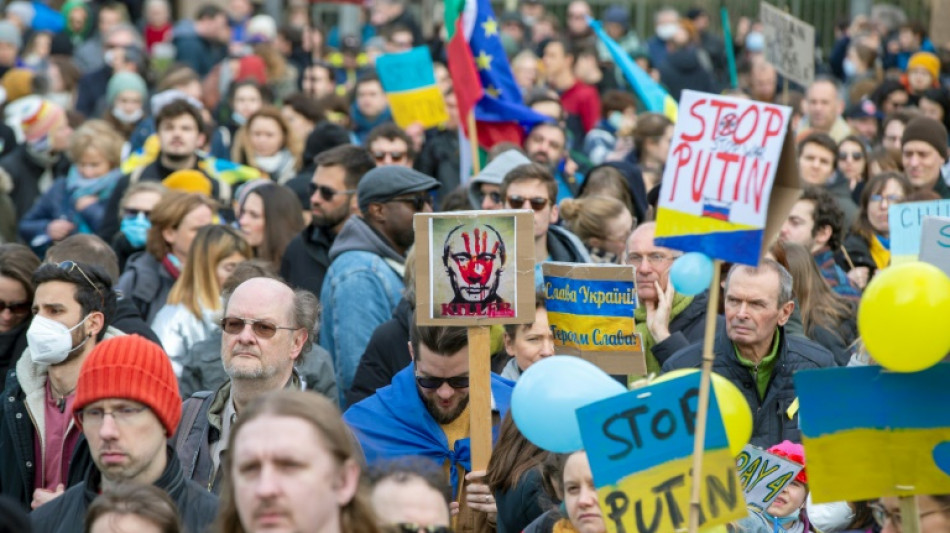 Des milliers de manifestants dans des villes europ&eacute;ennes d&eacute;noncent l'invasion russe de l'Ukraine