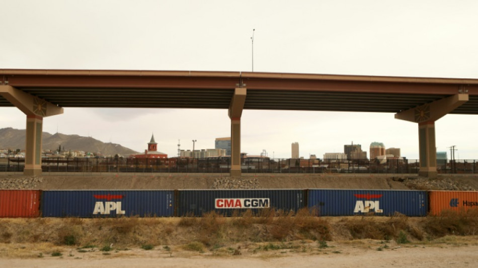 Migrantes critican un nuevo muro de contenedores en la frontera M&eacute;xico-EEUU
