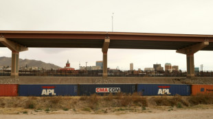 Migrantes critican un nuevo muro de contenedores en la frontera M&eacute;xico-EEUU