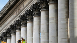 La Bourse de Paris faiblit, croulant sous les r&eacute;sultats d'entreprises