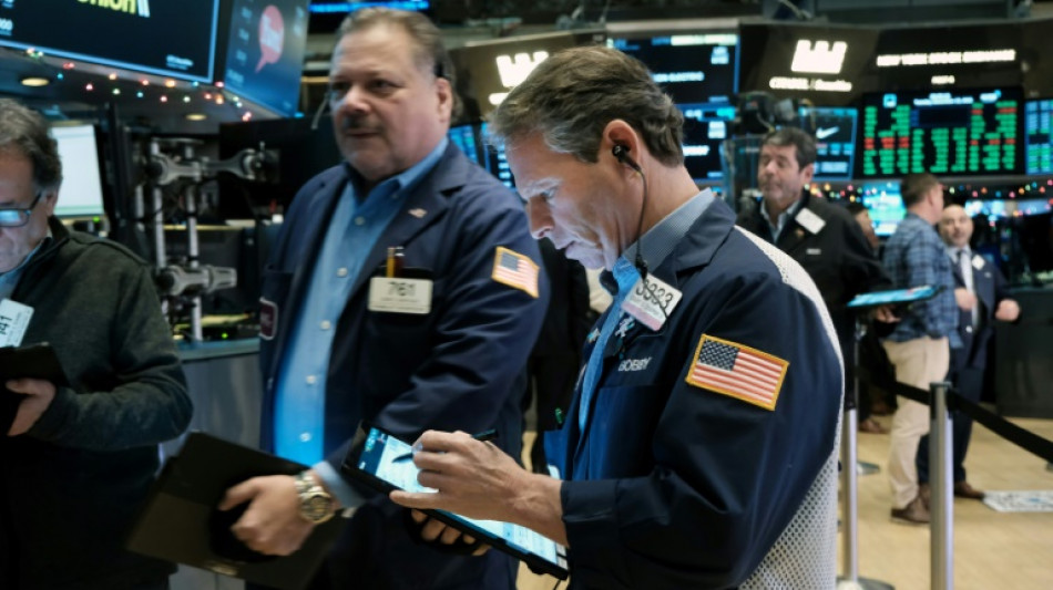 Wall Street ouvre en hausse, s&eacute;duite par des indicateurs meilleurs que pr&eacute;vu