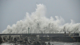 Typhoon Podul pummels Taiwan, heads towards mainland