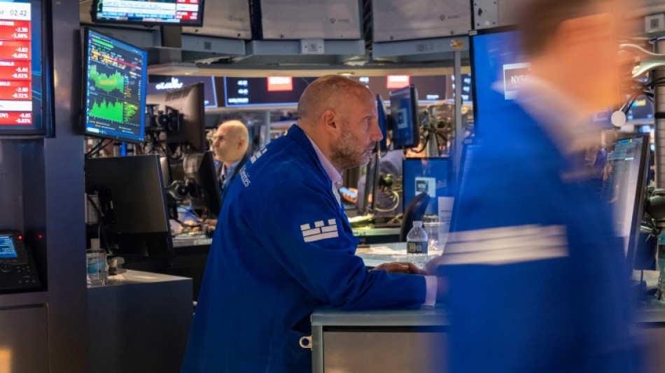 Risques g&eacute;opolitiques et taux obligataires plombent Wall Street