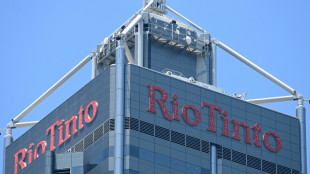 Stocks waver as tech worries build