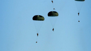 Australia, diventa virale video paracadutista impigliato su ala aereo