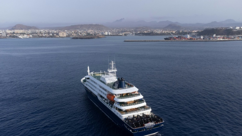 El crucero ir&aacute; a Canarias o Pa&iacute;ses Bajos tras evacuar tres casos sospechosos de hantavirus