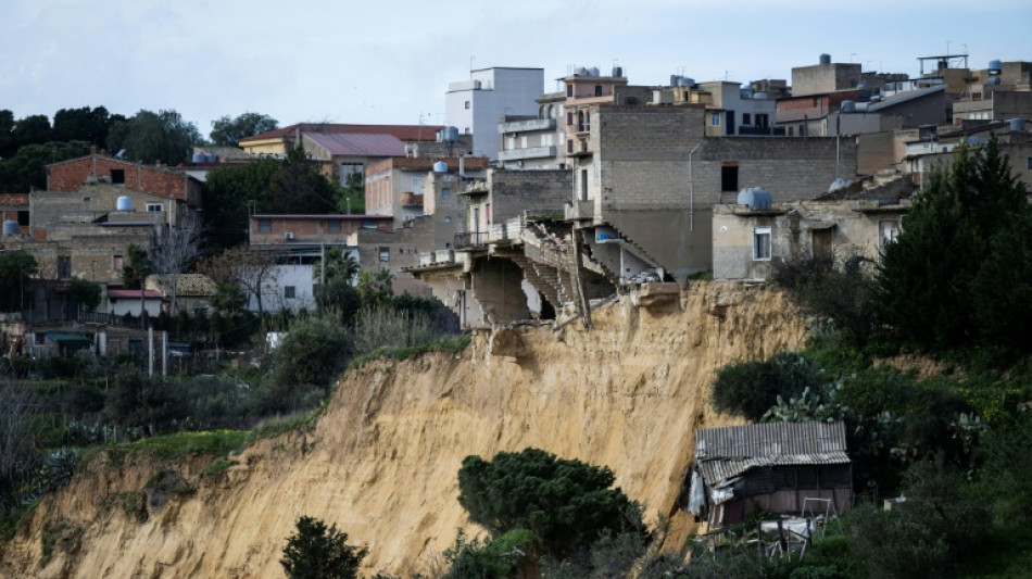 Peur dans une ville sicilienne balafr&eacute;e par un glissement de terrain