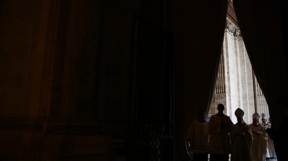 Il Papa chiude la porta santa, termina il Giubileo