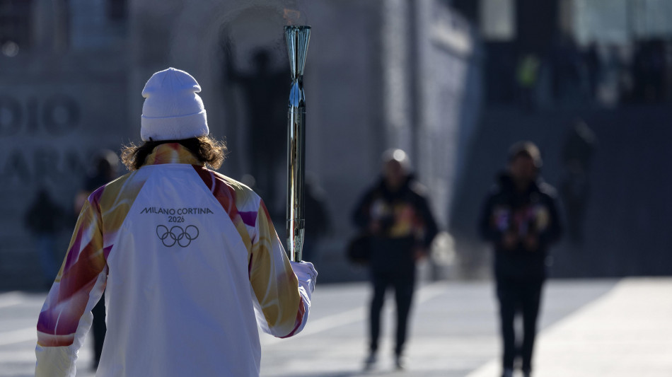 Milano Cortina: la fiamma viaggia per Roma, Berrettini tedoforo