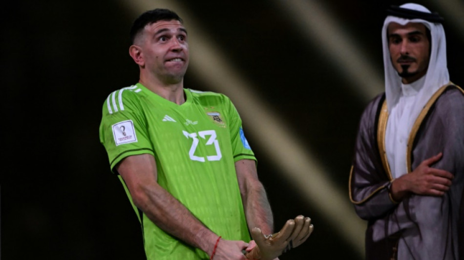 Fifa suspende Dibu Mart&iacute;nez por 2 jogos por 'comportamento ofensivo'