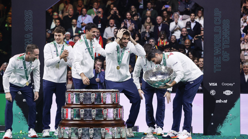 Davis: l'Italia 'rompe' l'insalatiera durante la premiazione