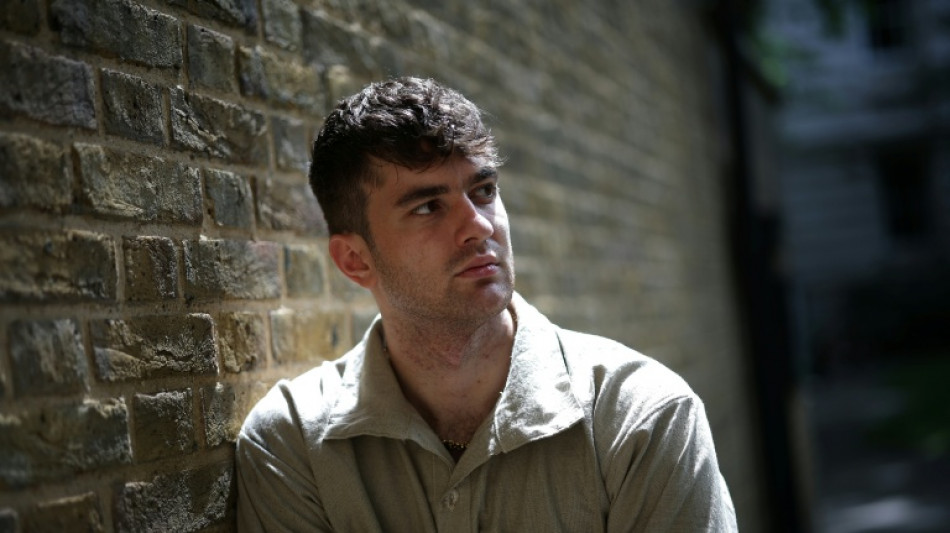 Dois jovens brit&acirc;nicos acusam m&atilde;e conspiracionista pela morte de irm&atilde; com c&acirc;ncer