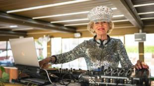 De ama de casa a ícono nocturno, DJ Gloria conquista las discotecas a los 81 años