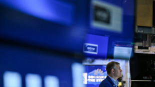 Wall Street termine en baisse, prudente avant une cascade de données