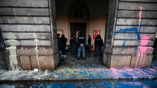Activistas ambientales arrojan pintura a la entrada de La Scala de Mil&aacute;n