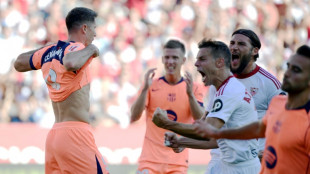 El Barcelona se desmorona en Sevilla y el Real Madrid es el nuevo l&iacute;der