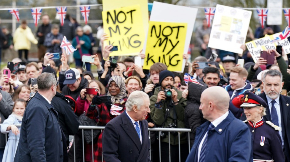 Banderolas antimon&aacute;rquicas en una visita de Carlos III a una ciudad cerca de Londres