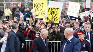 Banderolas antimon&aacute;rquicas en una visita de Carlos III a una ciudad cerca de Londres