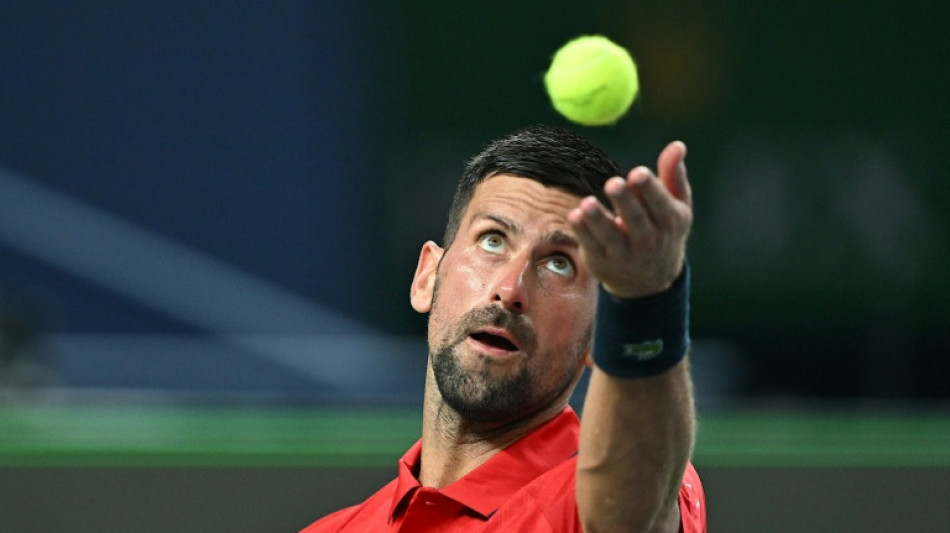 Djokovic volta ao circuito com vit&oacute;ria em duelo de veteranos contra Cilic em Xangai