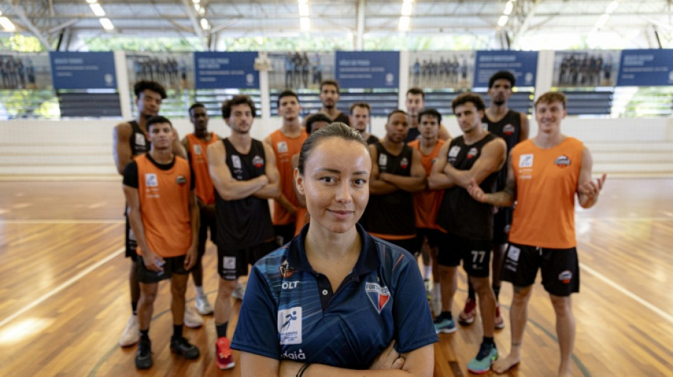 Deixar uma 'marca', o desafio da primeira treinadora no basquete masculino brasileiro