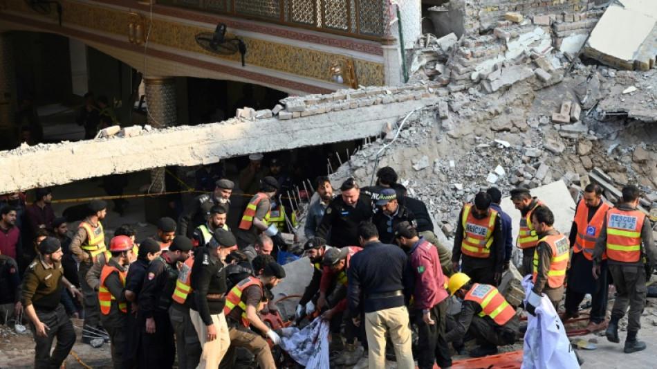 Al menos 95 muertos en atentado suicida contra mezquita en Pakist&aacute;n