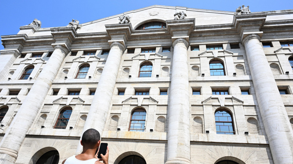 Borsa: Milano sale (+0,7%), balzo di Prysmian, scivola Stellantis